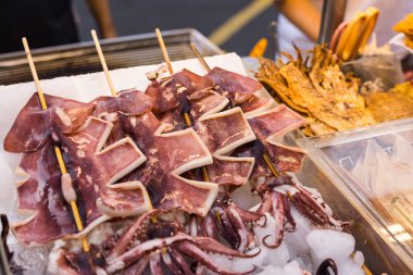 Sokak Pazarında Izgara Kalamar Satıcısı