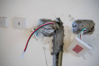 Evdeki duvar prizinden renkli kablolar çıkıyor