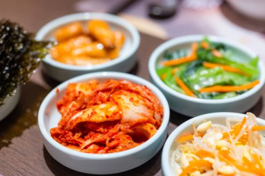 Taze ve renkli Kore mezeleri.