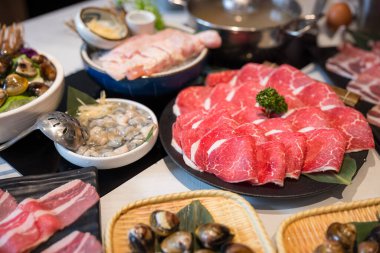 Taze malzemeli geleneksel güveç.