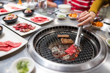 Japon Yakiniku taze et ve sebze pişiriyor.