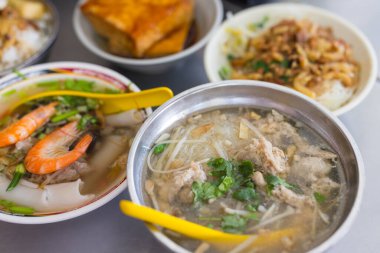 Tayvan usulü domuz pirinci ve karidesli erişte.