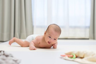 Yumuşak oyun minderinde emekleyen bebek.
