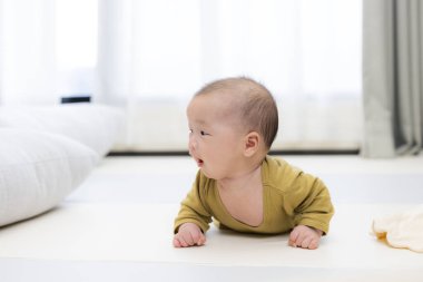 Bebek evin içinde rahat bir şekilde dinleniyor.