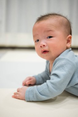 Bebek paspasın üzerinde sürünüyor.