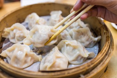 Sıcak ve lezzetli domuz etli börek.