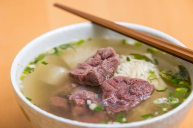 Tayvan usulü erişte çorbası.