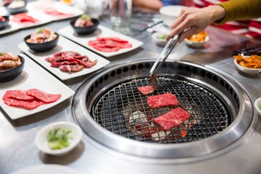 Izgarada pişen lezzetli yakiniku eti dilimleri.