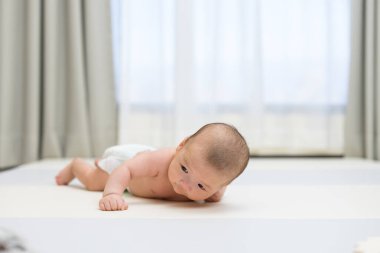 Bebek paspasın üzerinde emeklemeyi öğreniyor