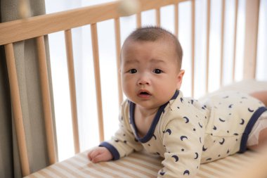 Bebek yatakta dönüp duruyor.