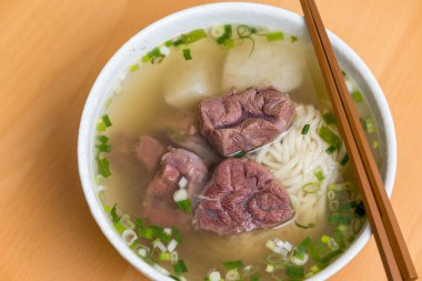 Lezzetli geleneksel Tayvan etli şehriye çorbası