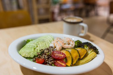 Avokado ve taze malzemelerle sağlıklı yeşil salata.