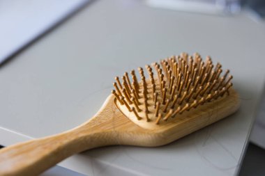 Dökülmüş saç telleri Tahta saç fırçasında