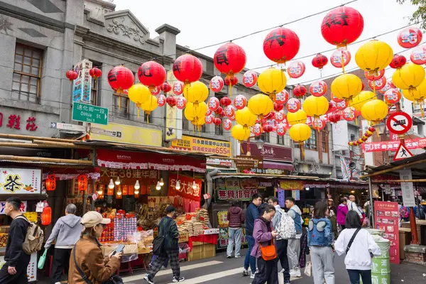 Taipei, Tayvan 22 Ocak 2025: Çin 'in Taipei şehrinde Dihua Caddesi