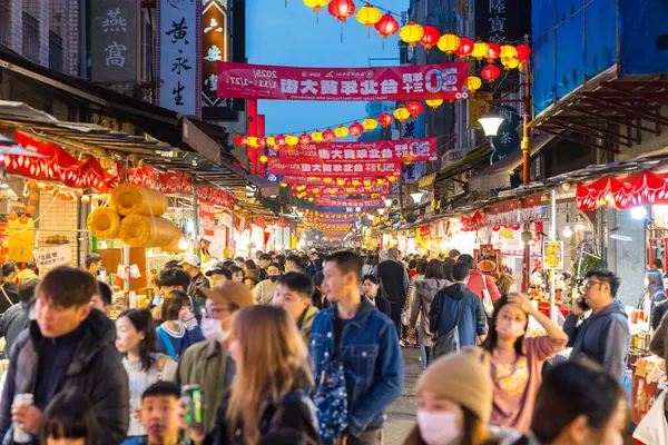 Taipei, Tayvan 22 Ocak 2025: Çin 'in Taipei şehrinde Dihua caddesi gece vakti