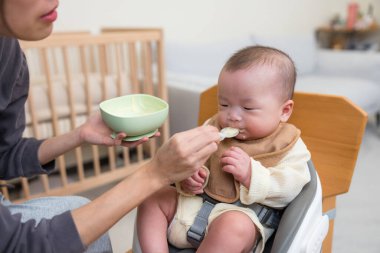 Güzel bebek evde yemek yiyor.