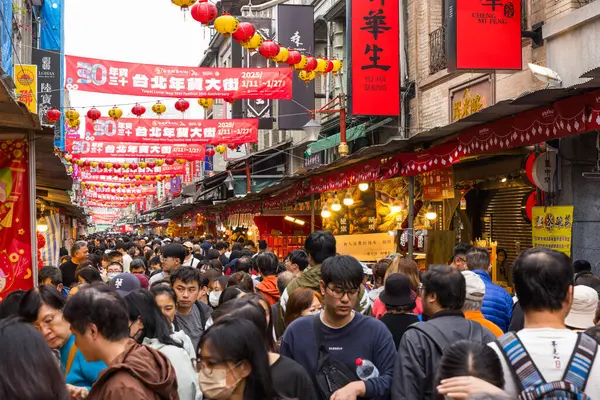 Taipei, Tayvan 22 Ocak 2025: Çin 'in Taipei şehrinde Dihua Caddesi