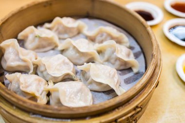  Servis tepsisinde taze pişmiş domuz köftesi.