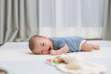 Küçük Yeni Doğan Bebek Yumuşak Matta 'da Dinleniyor