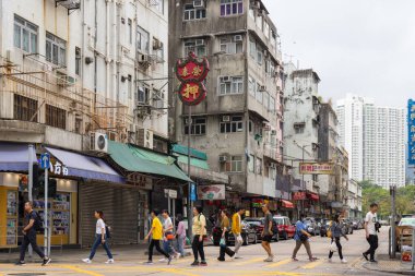 Hong Kong 31 Mart 2024: Hong Kong Kowloon şehir sokağı