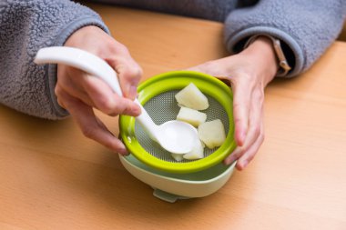 Evde Bebek maması püresi yapmak için Öğütücü kullanılıyor