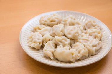  Sıcak ve Taze Çin Etli Köfteler Yuvarlak Tabakta Servis İçin