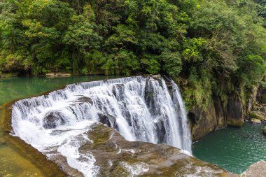 Tayvan 'daki ünlü Shifen şelalesi doğayla iç içe.