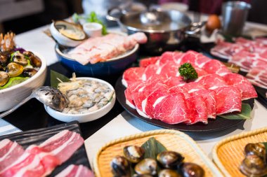 Masada servis edilen çeşitli güveç malzemeleri.