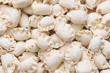 Mutfak tezgahında hazırlanmış pişmemiş etli börekler.