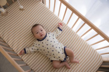 Bebek beşikte huzur içinde yatıyor.