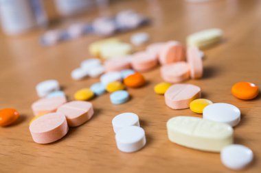 Masadaki dağınık hapları kapat.