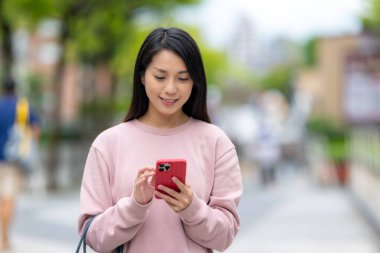 Şehir merkezinde cep telefonu kullanan kadın