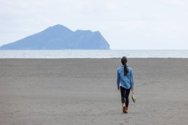 Denim 'deki Kadın Sahilde Okyanusa Doğru Yürüyor
