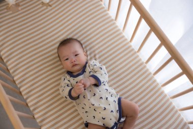 Bebek bebek karyolasında huzur içinde dinleniyor