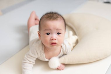 Yeni doğmuş bebek evin içinde yerde sürünüyor.