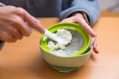 Evde Bebek maması püresi yapmak için basit bir yöntem