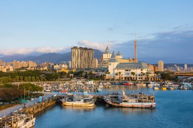  Tayvan 10 Şubat 2025: Tamsui Balıkçılar Rıhtımı 'nda günbatımı manzarası