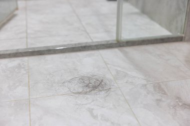 Dağınık duş döşemesi ve saçları