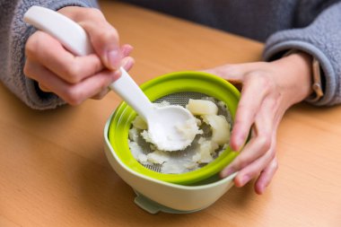 Evde Öğütülmüş Taze Bebek Gıda Püresi