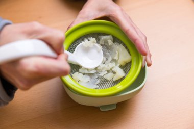 Öğütücüyle Bebek maması püresi yapmanın kolay yolu