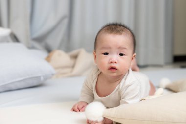 Yeni doğmuş bebek yumuşak paspasın üzerinde sürünüyor