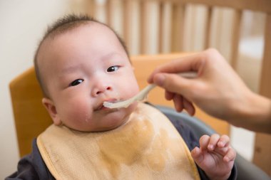 Bebek Yeme Katı Yemekler İlk Kaşık Kullanımı