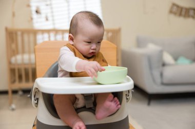 Evde yemek bekleyen tatlı bir bebek.