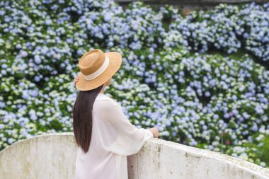 Annemin çiçek tarlasında dinlenmesini bekliyorum.