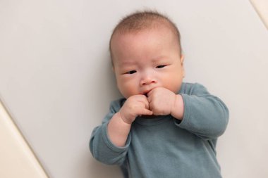 Yeni doğmuş bebek Küçük bir el emiyor