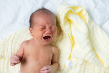 Küçük yeni doğmuş bebek yüksek sesle ağlıyor