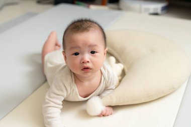 Bebek yastıkta karnını doyuruyor.