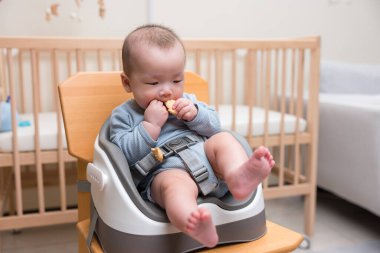  Küçük bebek pirinç krakerinin tadını çıkarıyor.