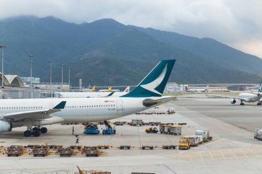 Hong Kong 29 Nisan 2024: Hong Kong Havaalanı pistinde uçak