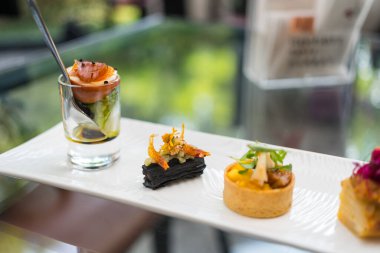 Zarif gurme aperatif tabağı restoranda güzel yemek sunumu